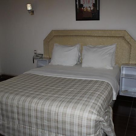 Zambezi Inn Hotel Conakry Ngoại thất bức ảnh
